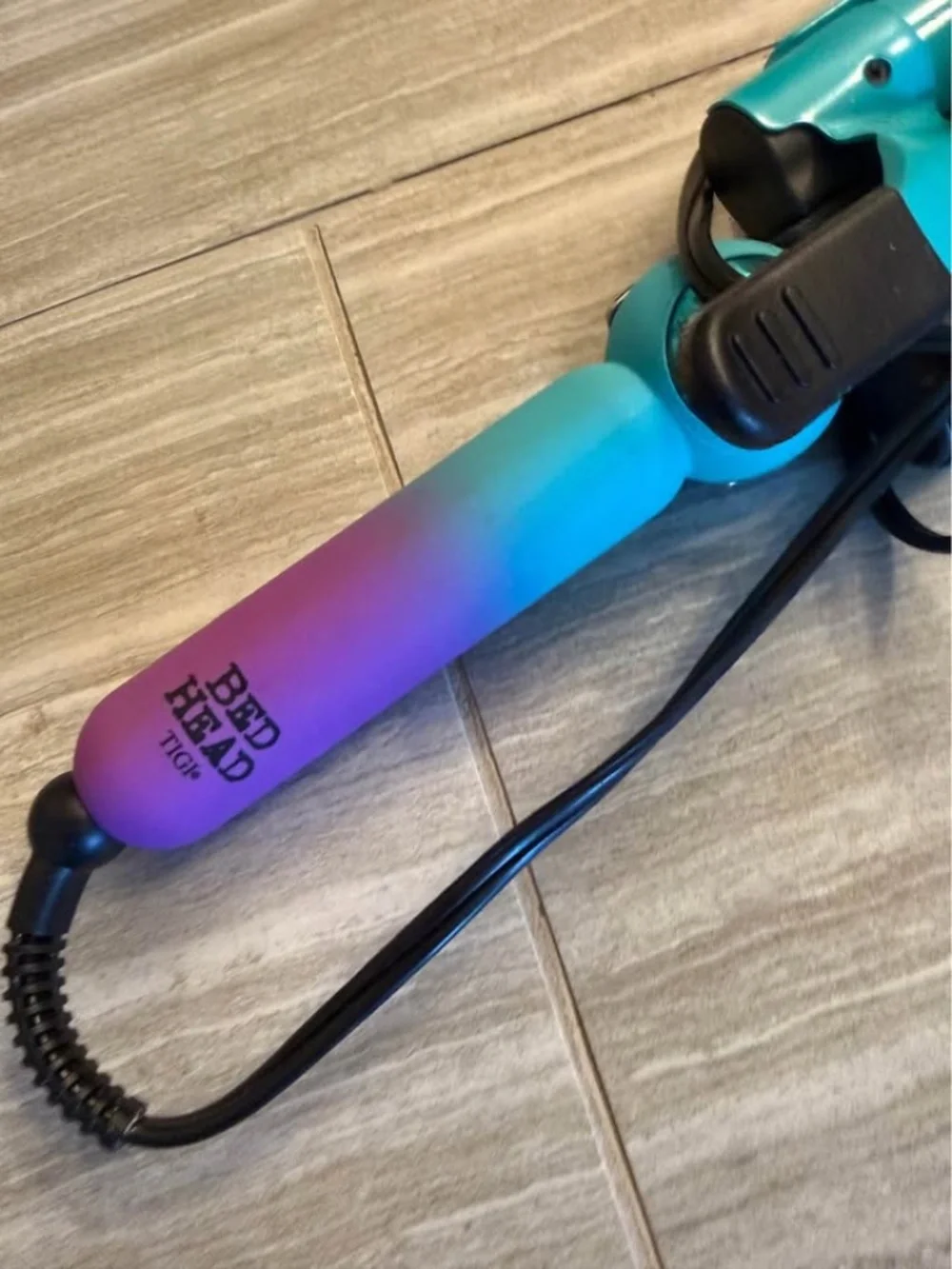 Like new, hair styling TIGI Bed Head wave affair 3 barrel jumbo hair waver